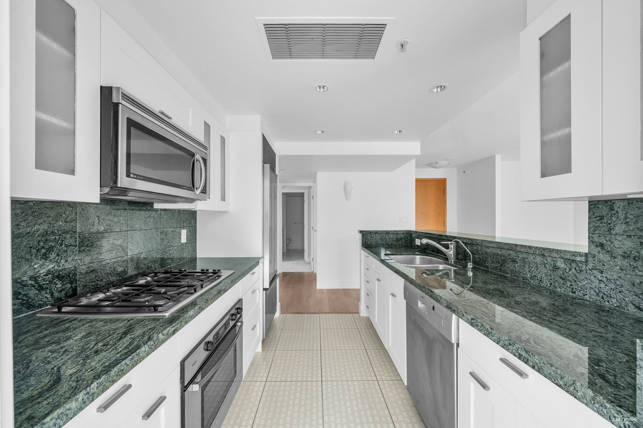 1303-499 Broughton St