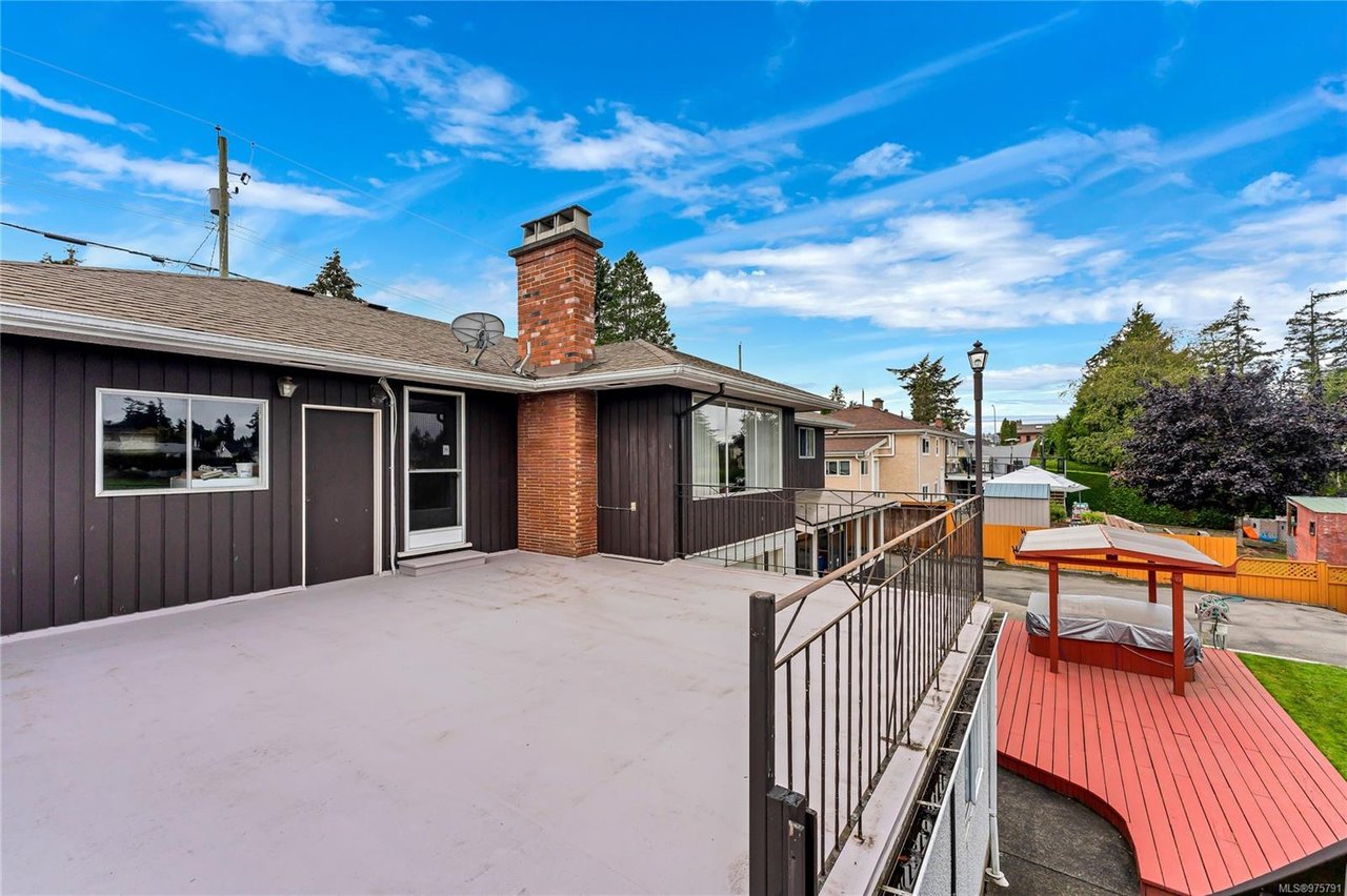 562 Baker St