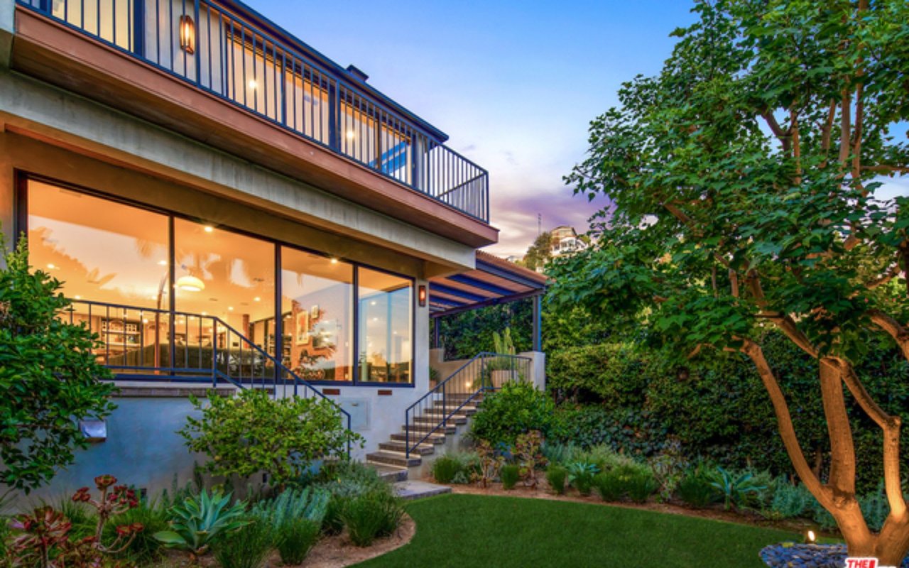 1490 Sunset Plaza Dr