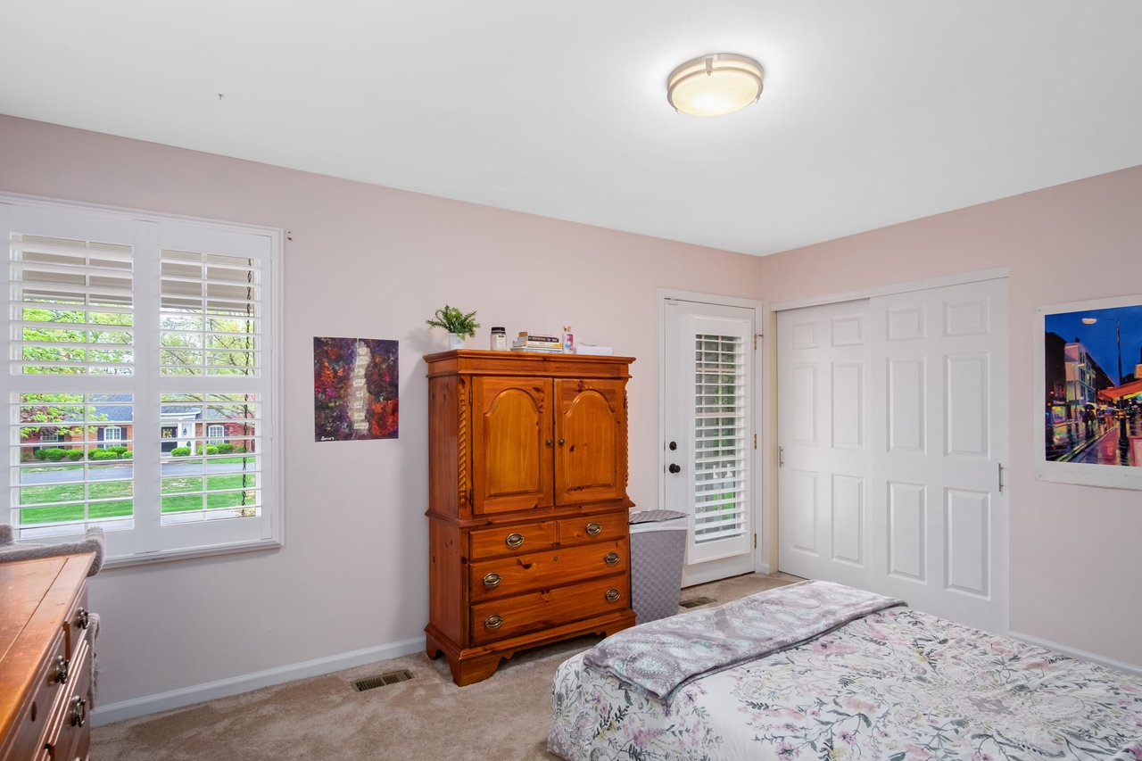 A Retreat on One Rolling Acre in Town & Country