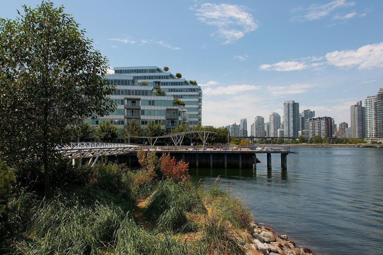 60 W 1st Ave