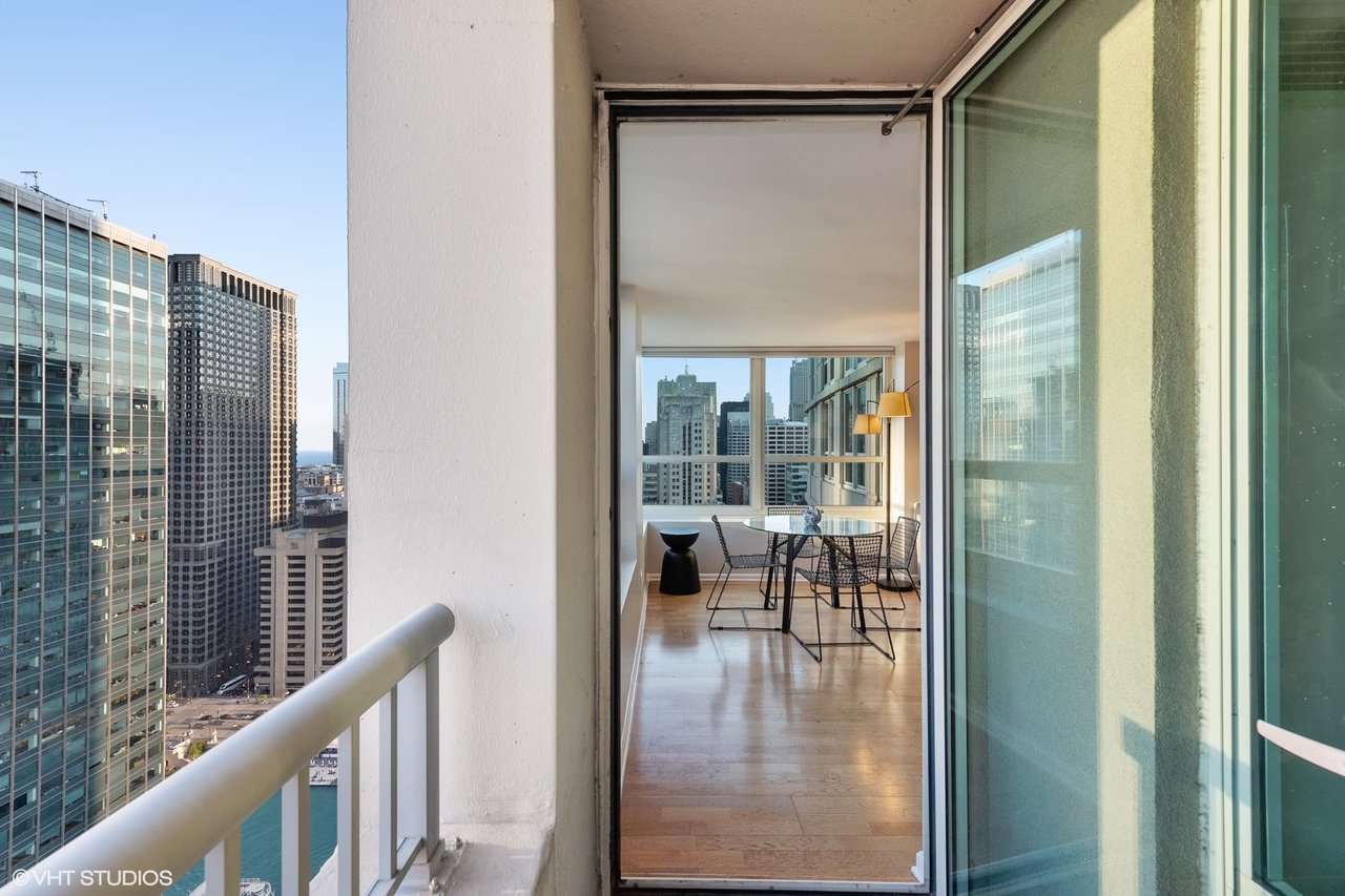 345 N LaSalle St Unit 4203