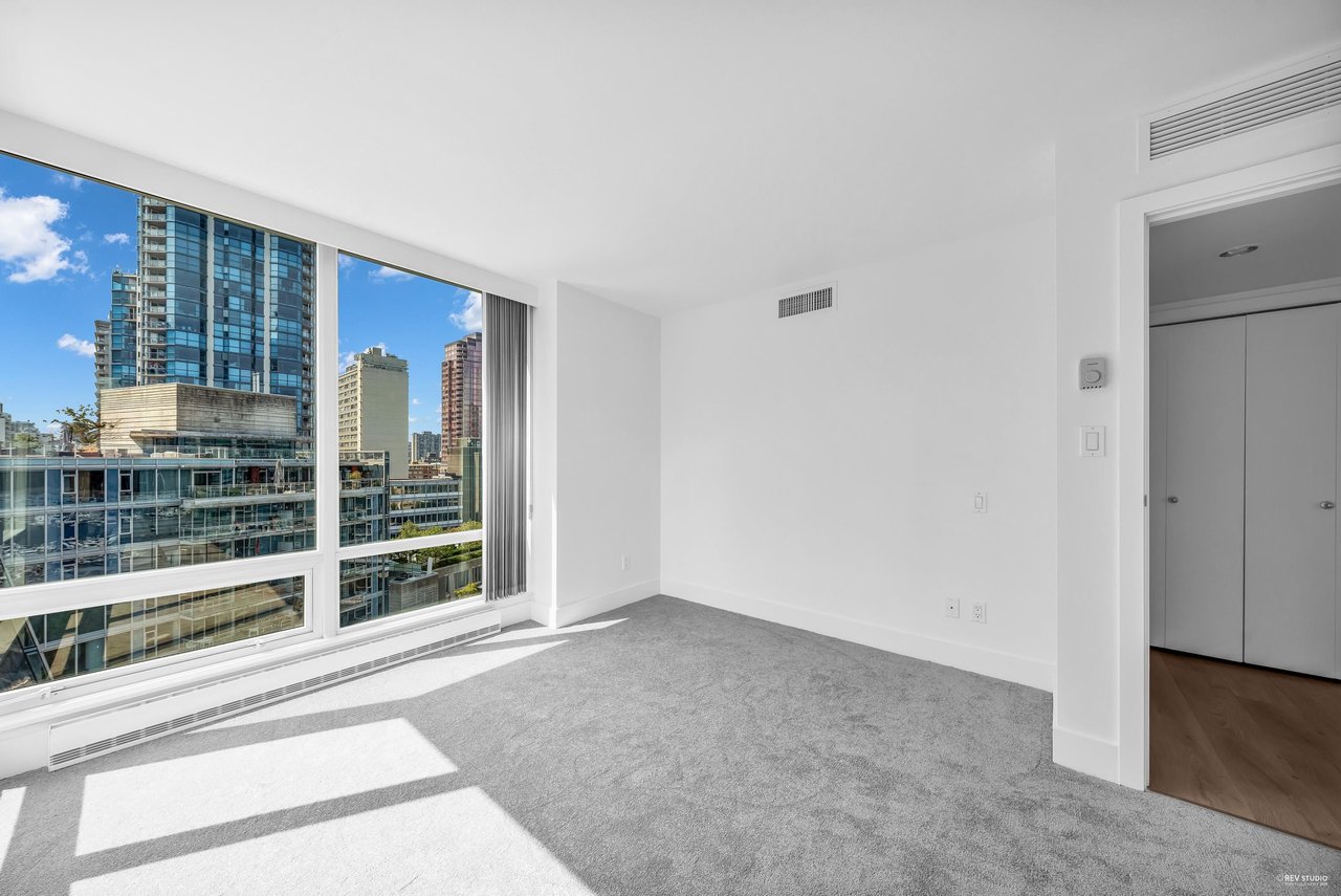 1303-499 Broughton St