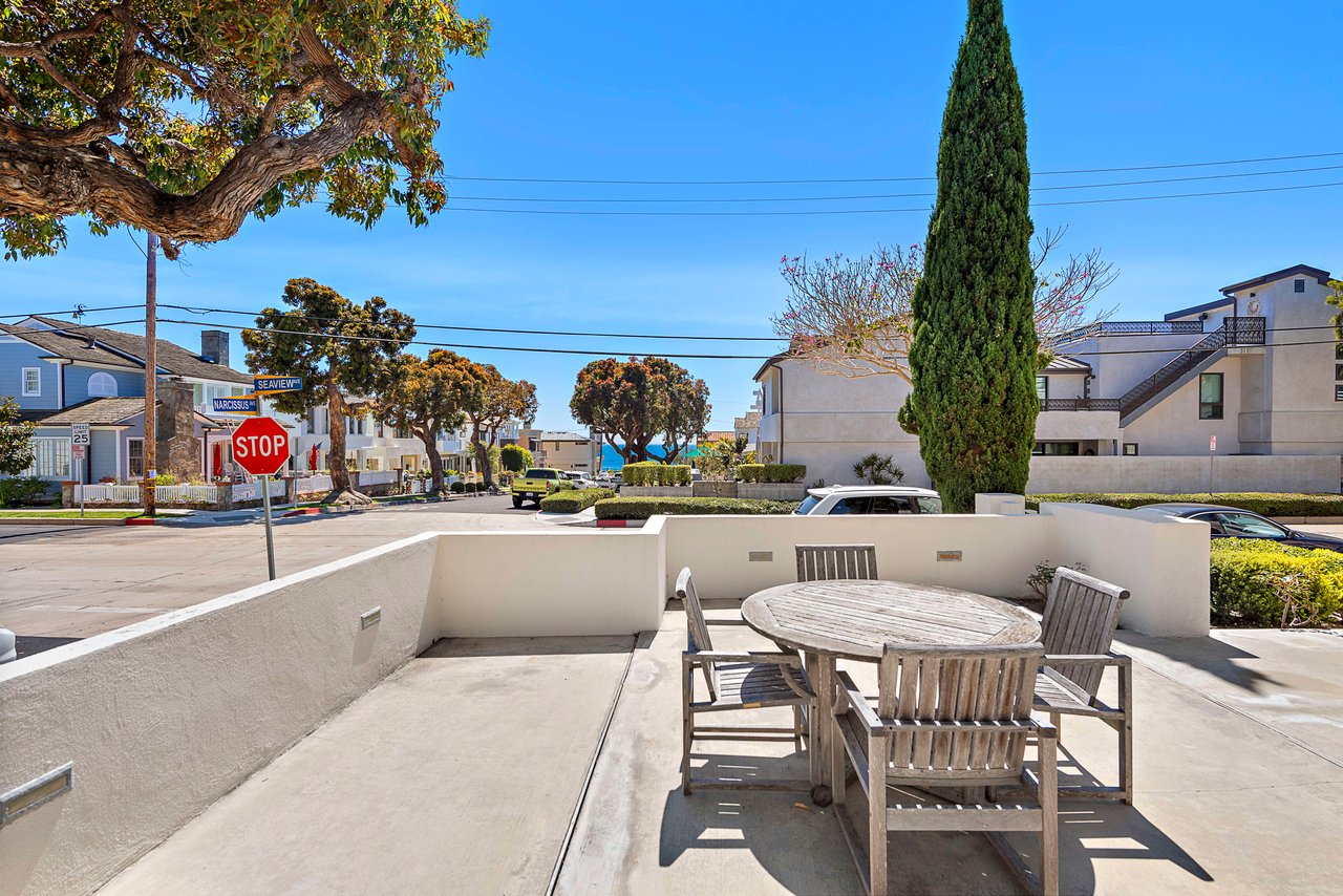 301 Narcissus Avenue