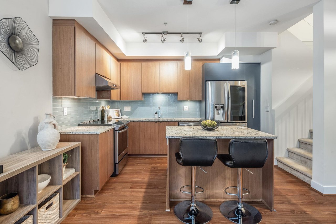 208-735 W 15th St