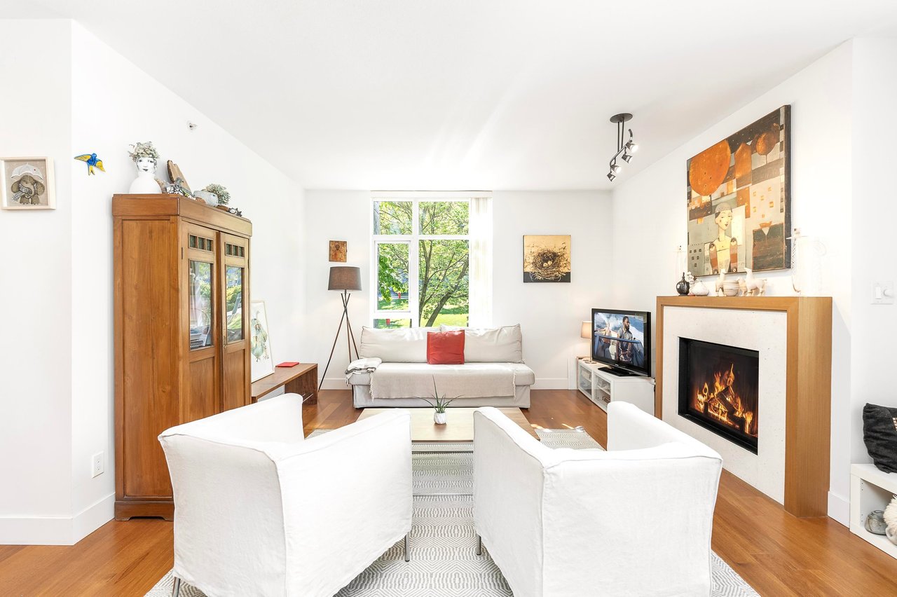 210-5989 Iona Dr