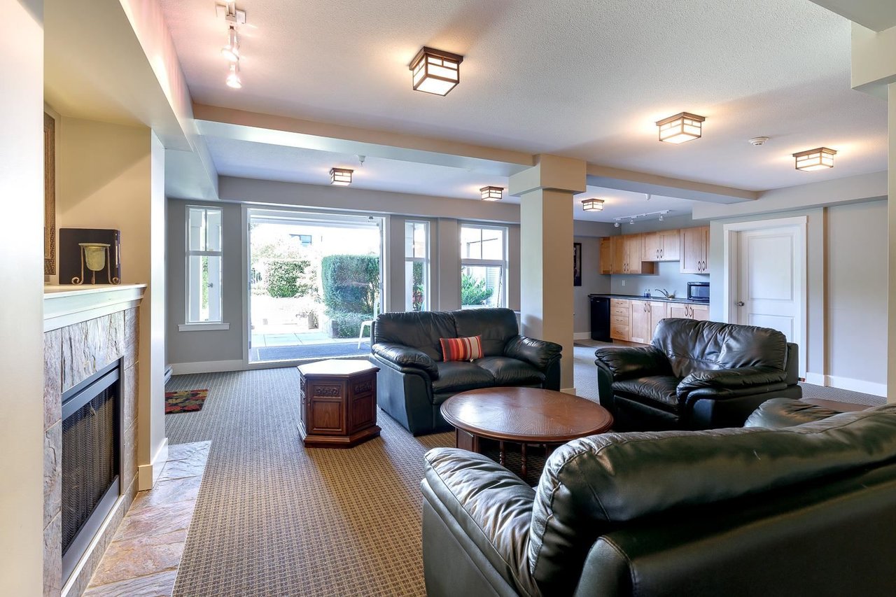 110-15621 Marine Dr