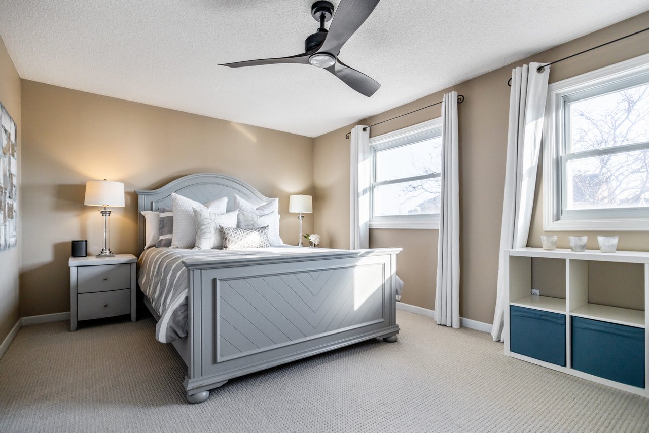 2074 Glenada Cres