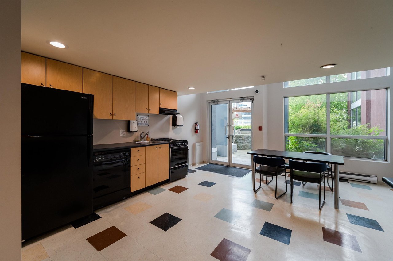 212-933 Seymour St