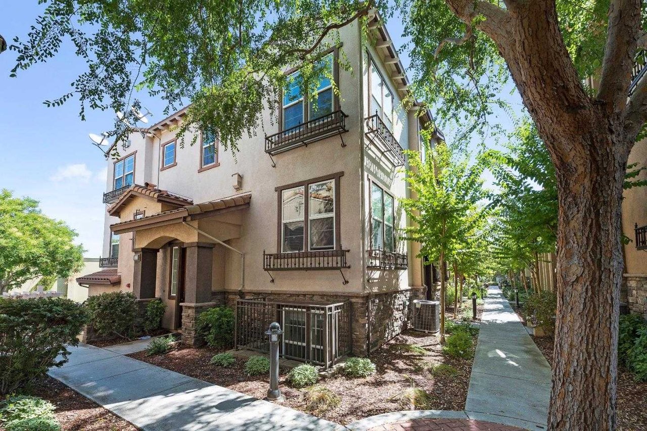 2127 Santoro LN