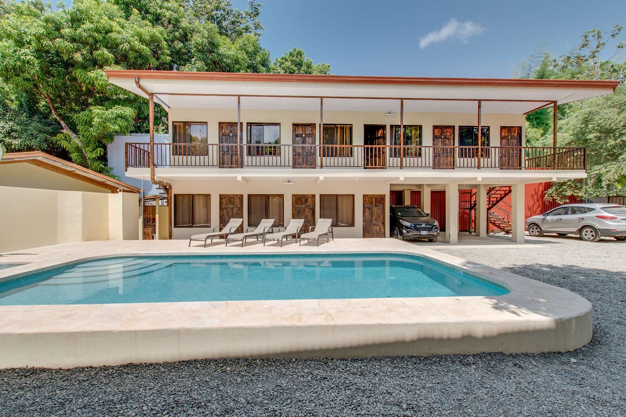 A highly-rated and high-occupancy resort with a hotel, cabins, on-site restaurant and a pool an easy 5-minute walk from PLAYA UVITA and Marino Ballena National Park!