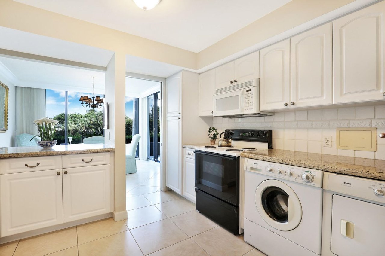 122 Lakeshore Drive #2320