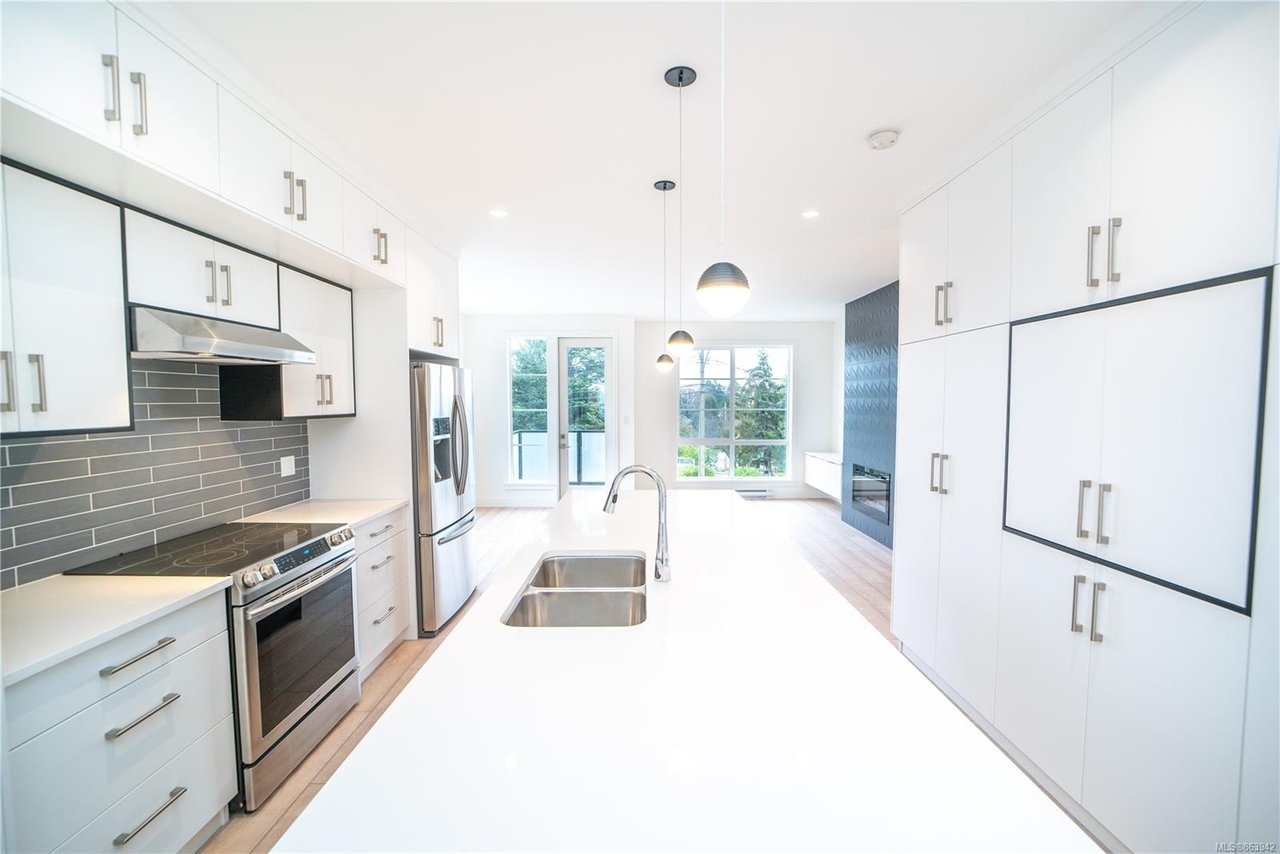 2-1052 Tillicum Rd, Saanich