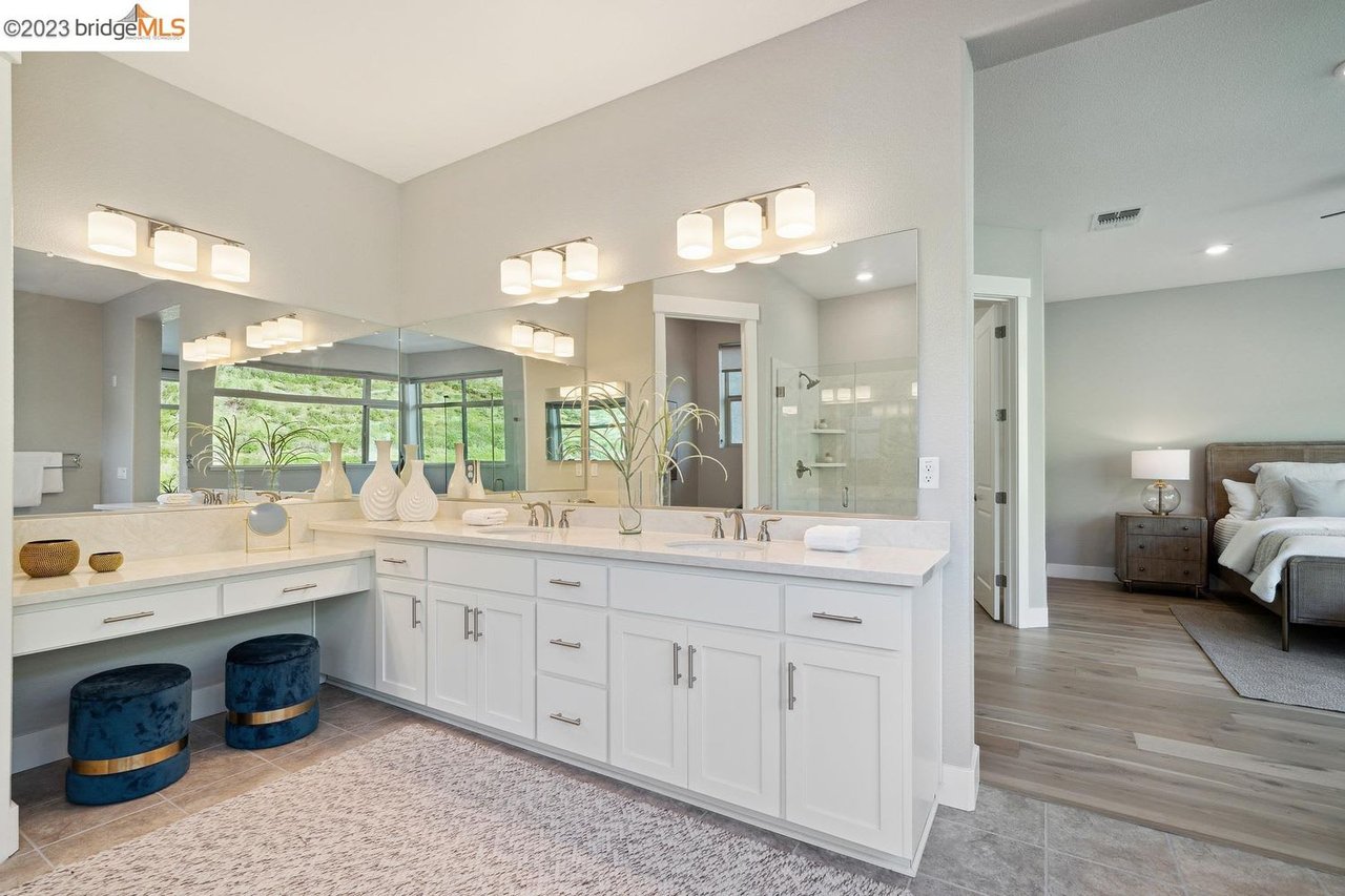 6743 Skyview Dr, Oakland, CA 94605