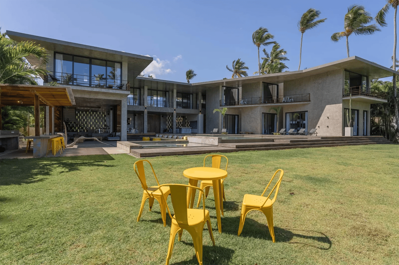 Beachfront Luxury Retreat: Contemporary Villa With Stunning Views and Unrivaled Amenities