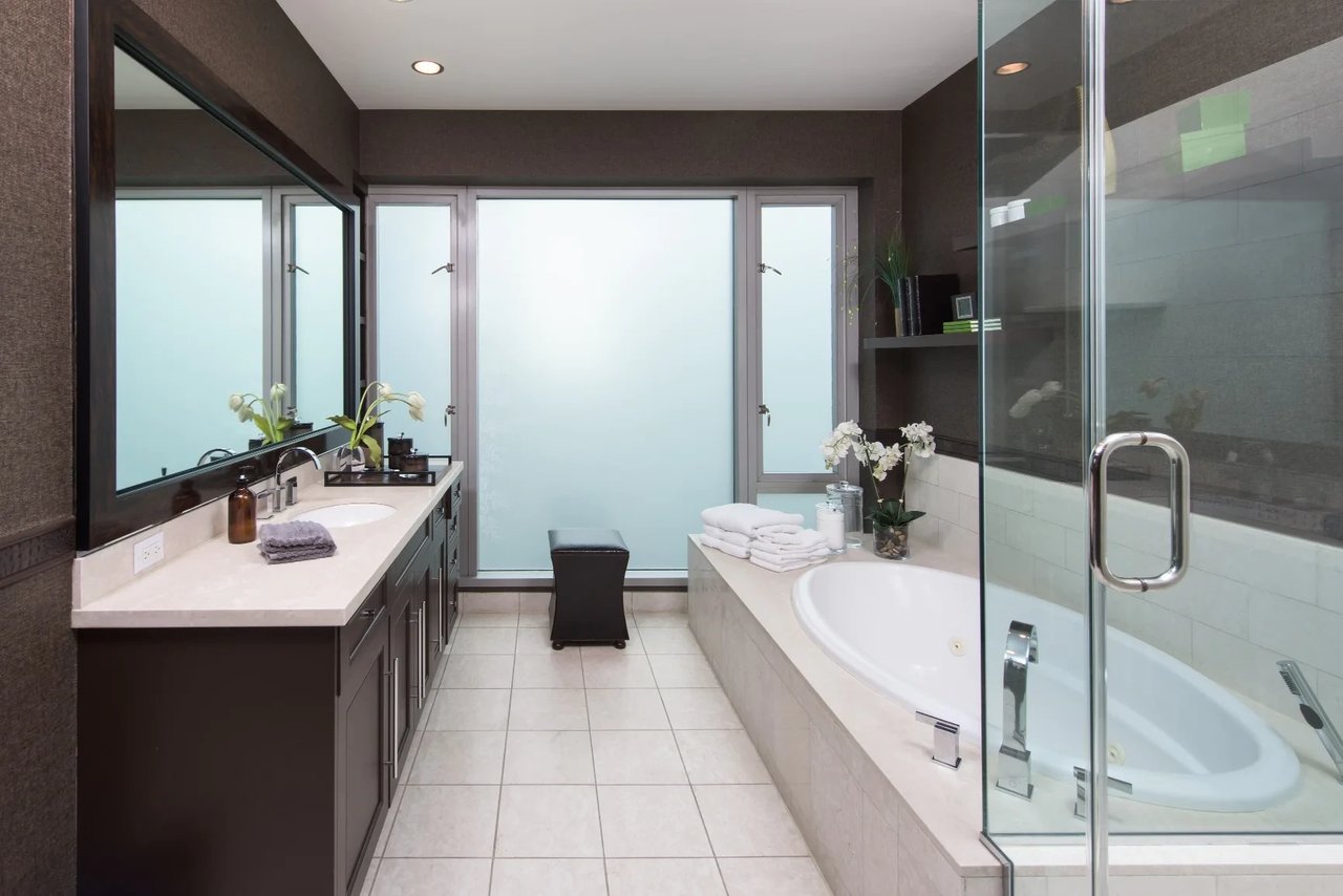 10727 Wilshire, 901