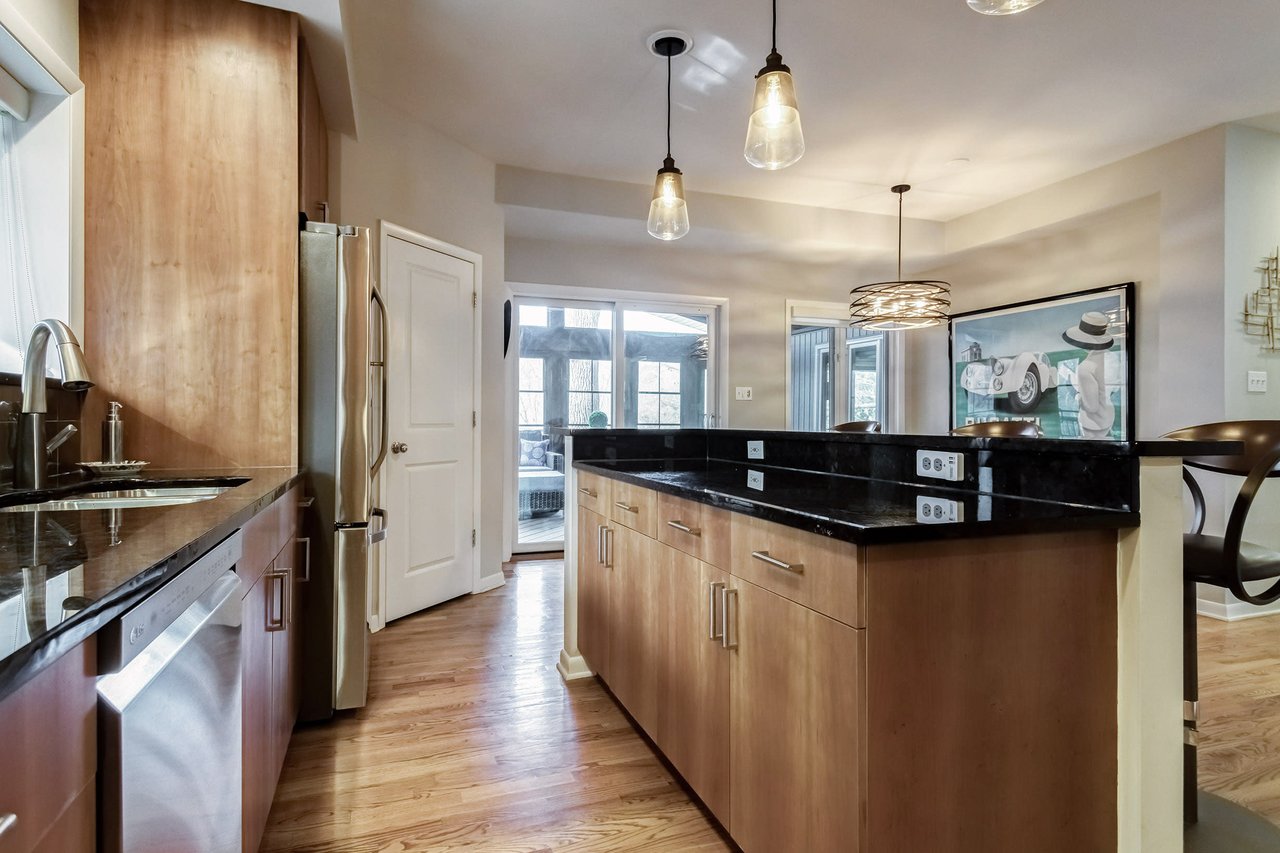 Sophisticated & Stylish in Charming Ladue