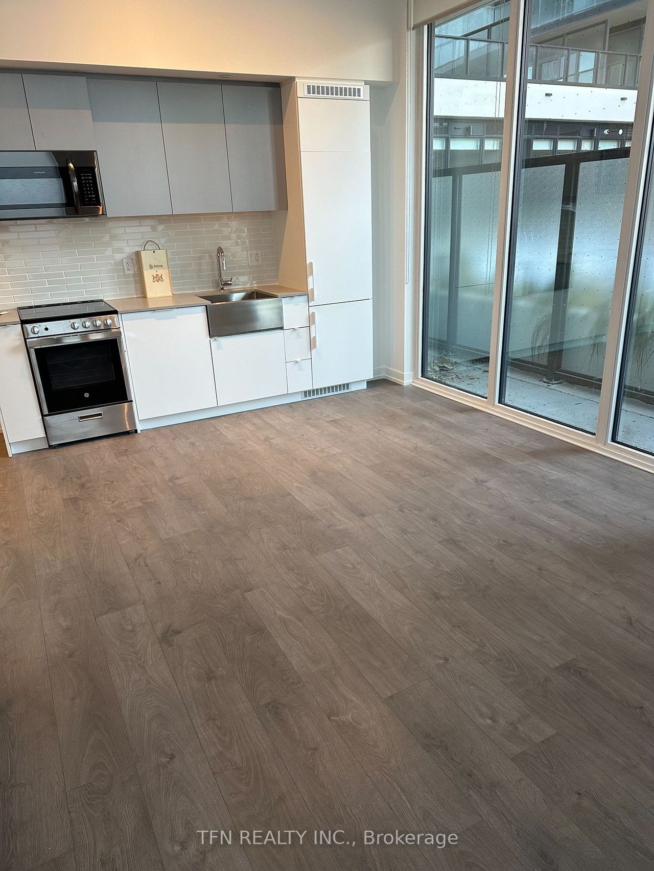 270 Dufferin St Unit: 211