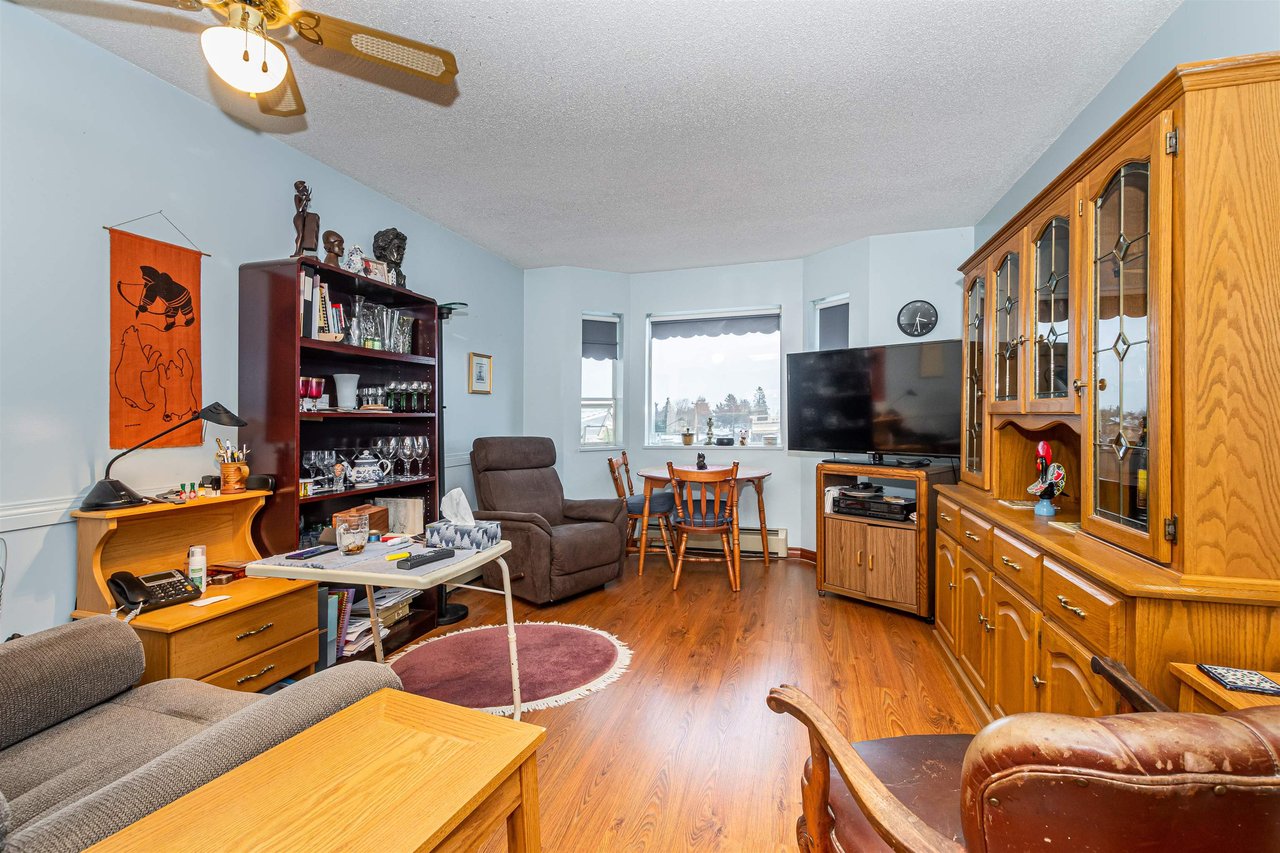 313-8725 Elm Dr