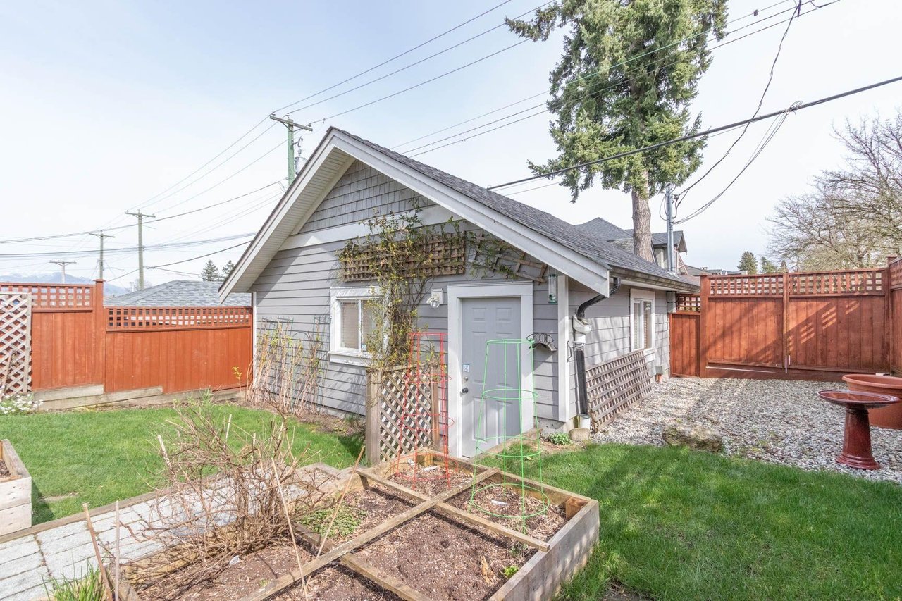 3896 Slocan St