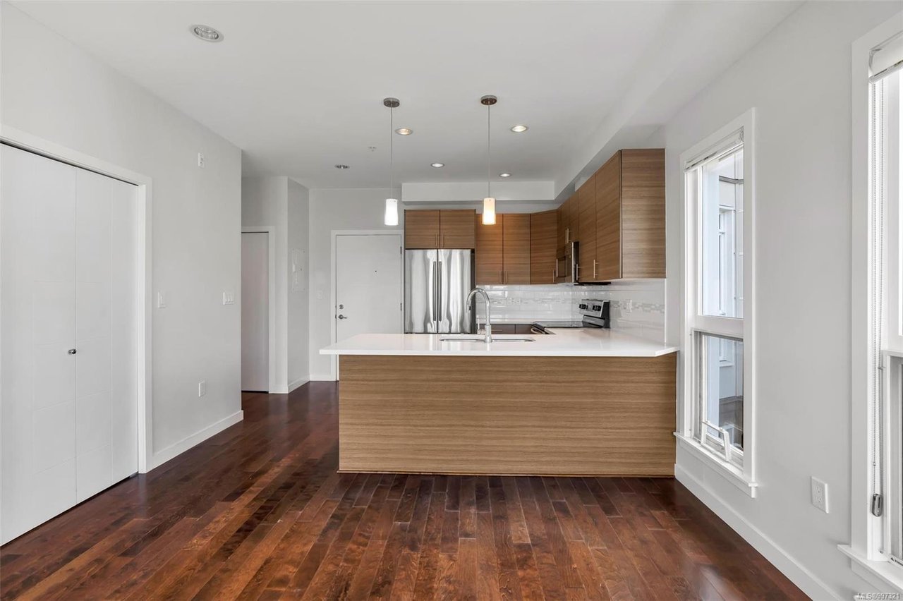 306-924 Esquimalt Rd