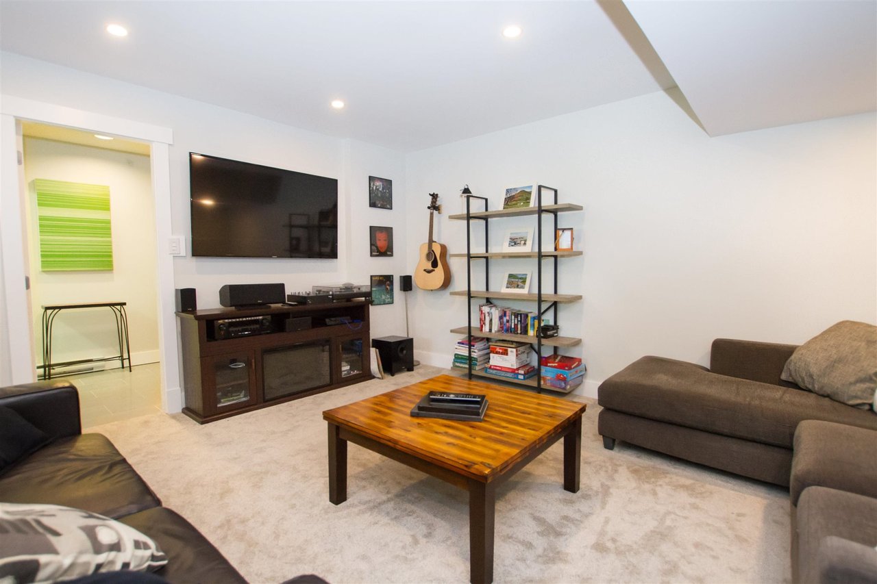 11-1800 Mamquam Rd