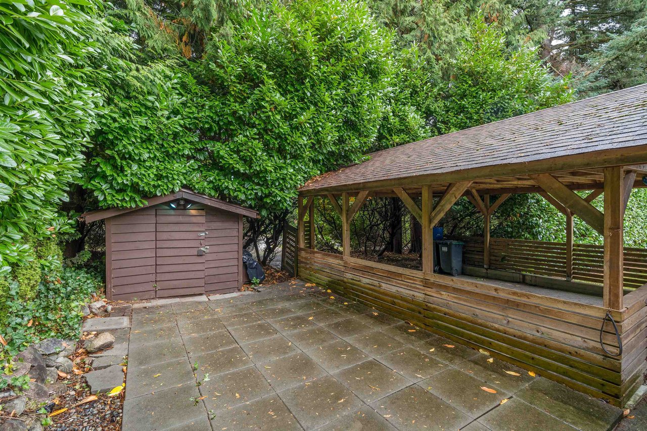 993 Friar Cres