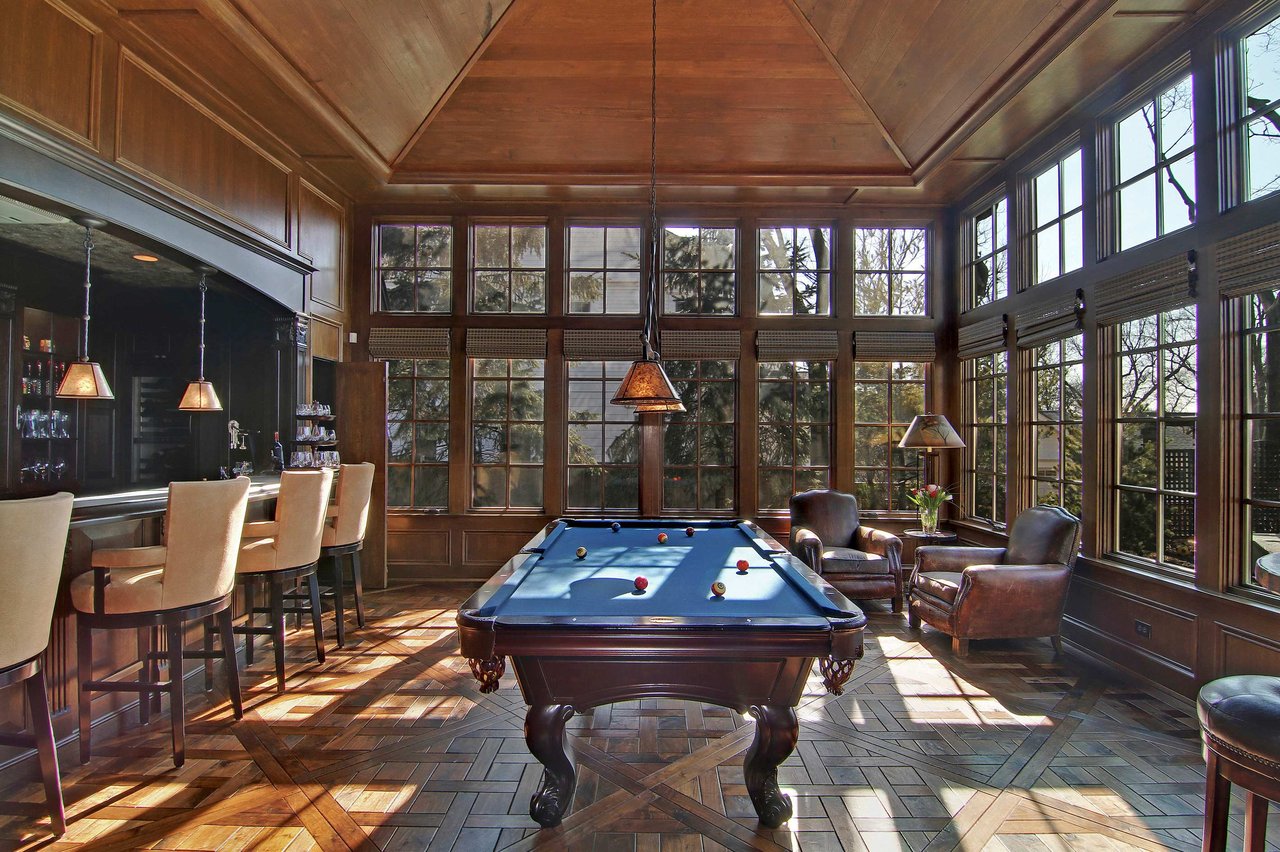 A Spectacular Home to Indulge an Opulent Lifestyle 