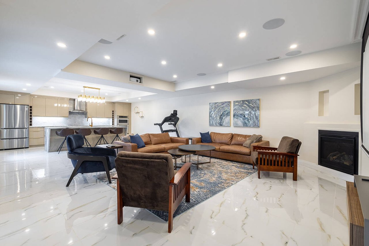 92 Eringate Ct