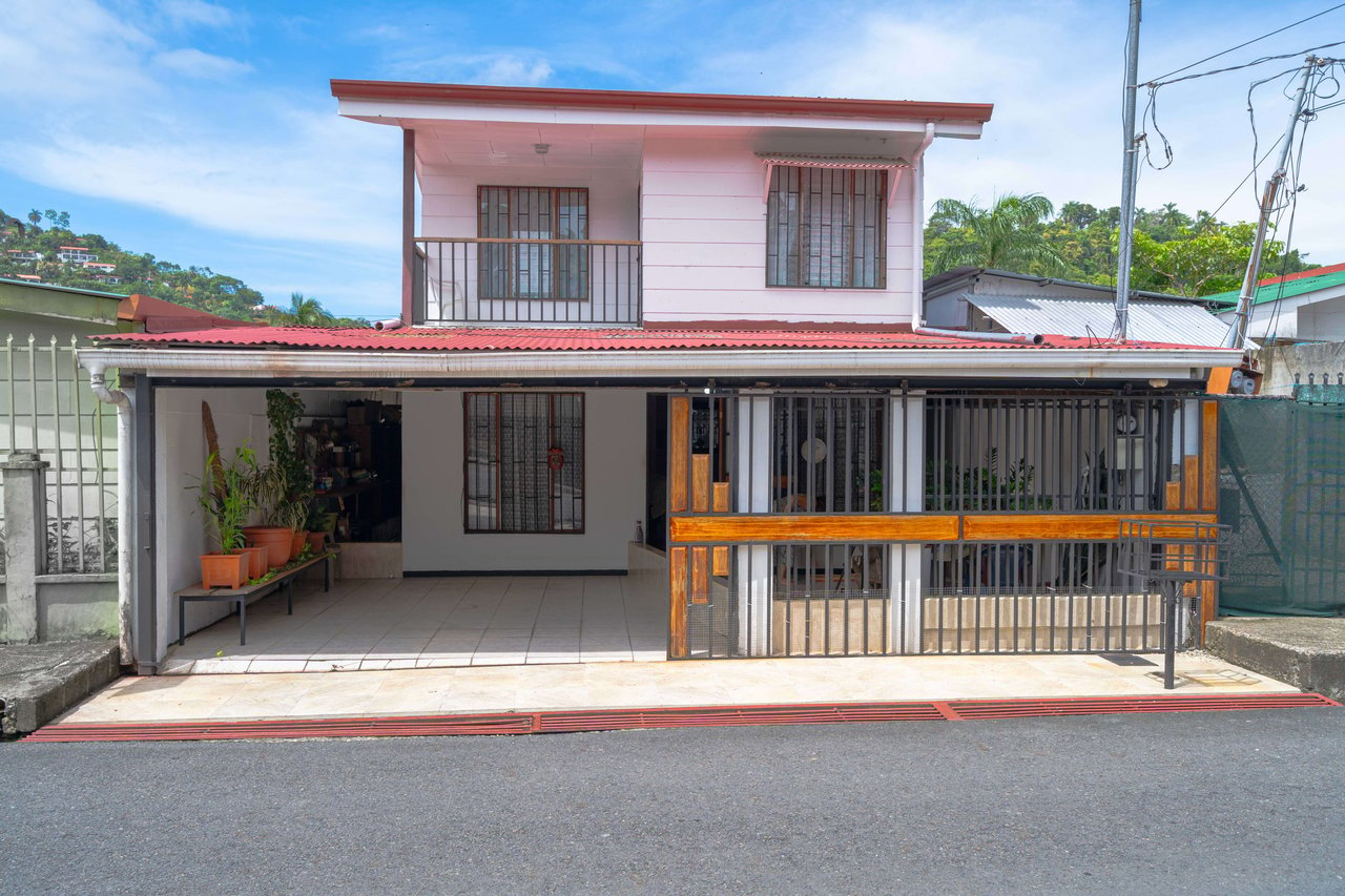 2-Story 4-Bedroom Quepos home, great location!