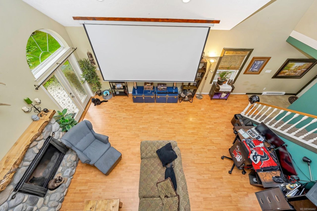 2726 Otter Point Rd