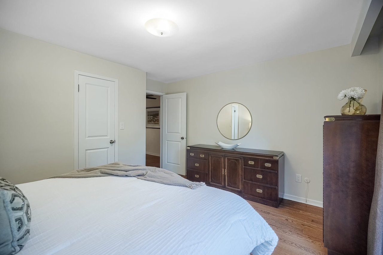 268 Mineola Rd E