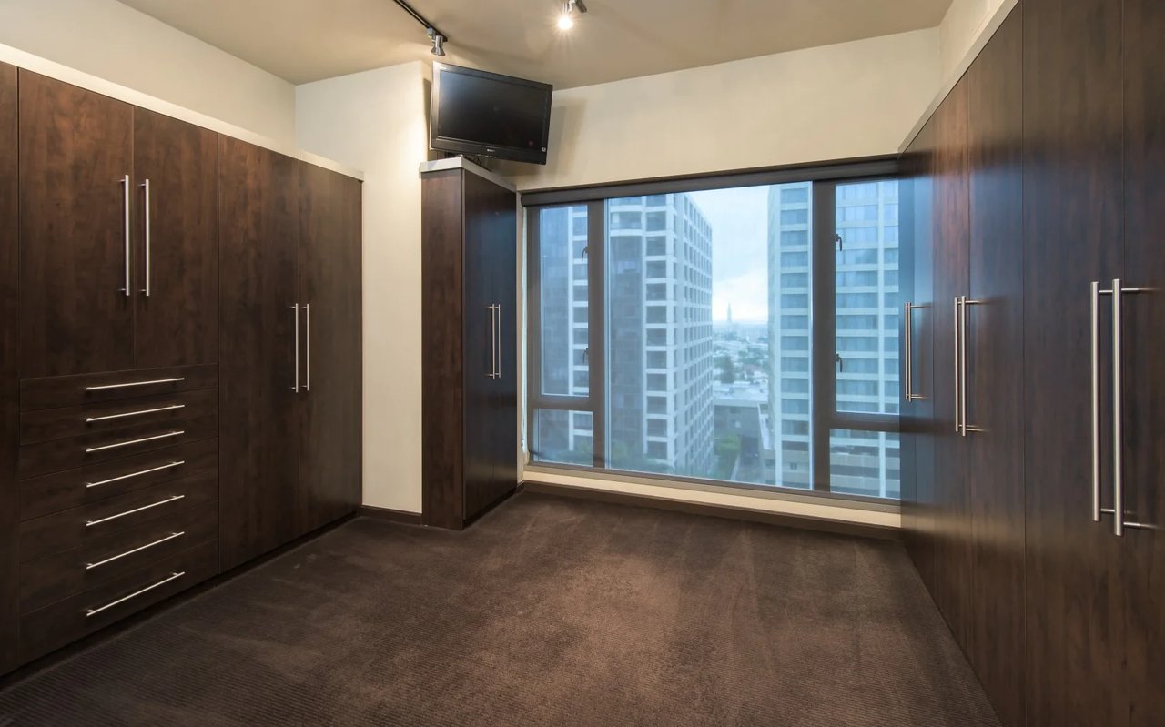 10727 Wilshire, 901