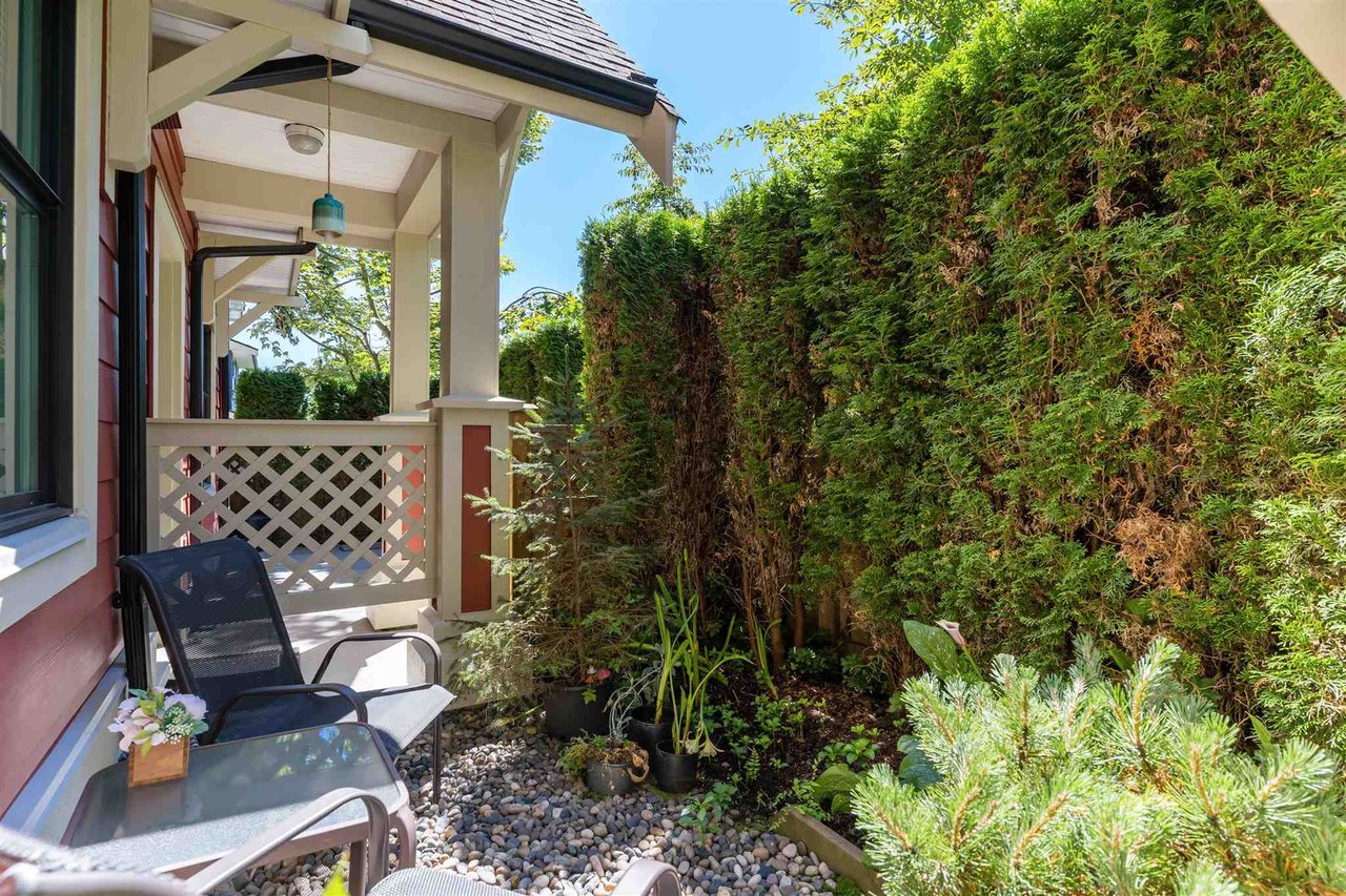906-8485 New Haven Close
