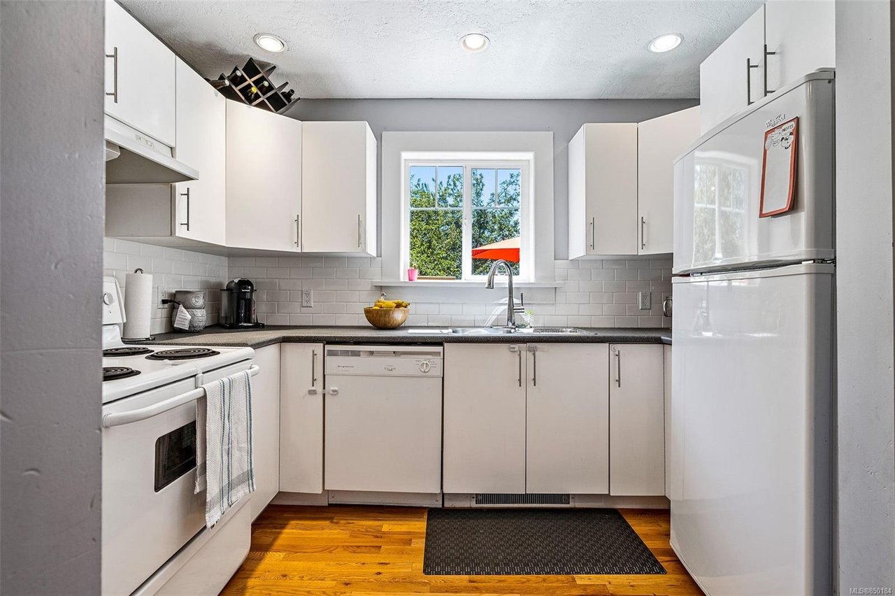 2-933 Empress Ave