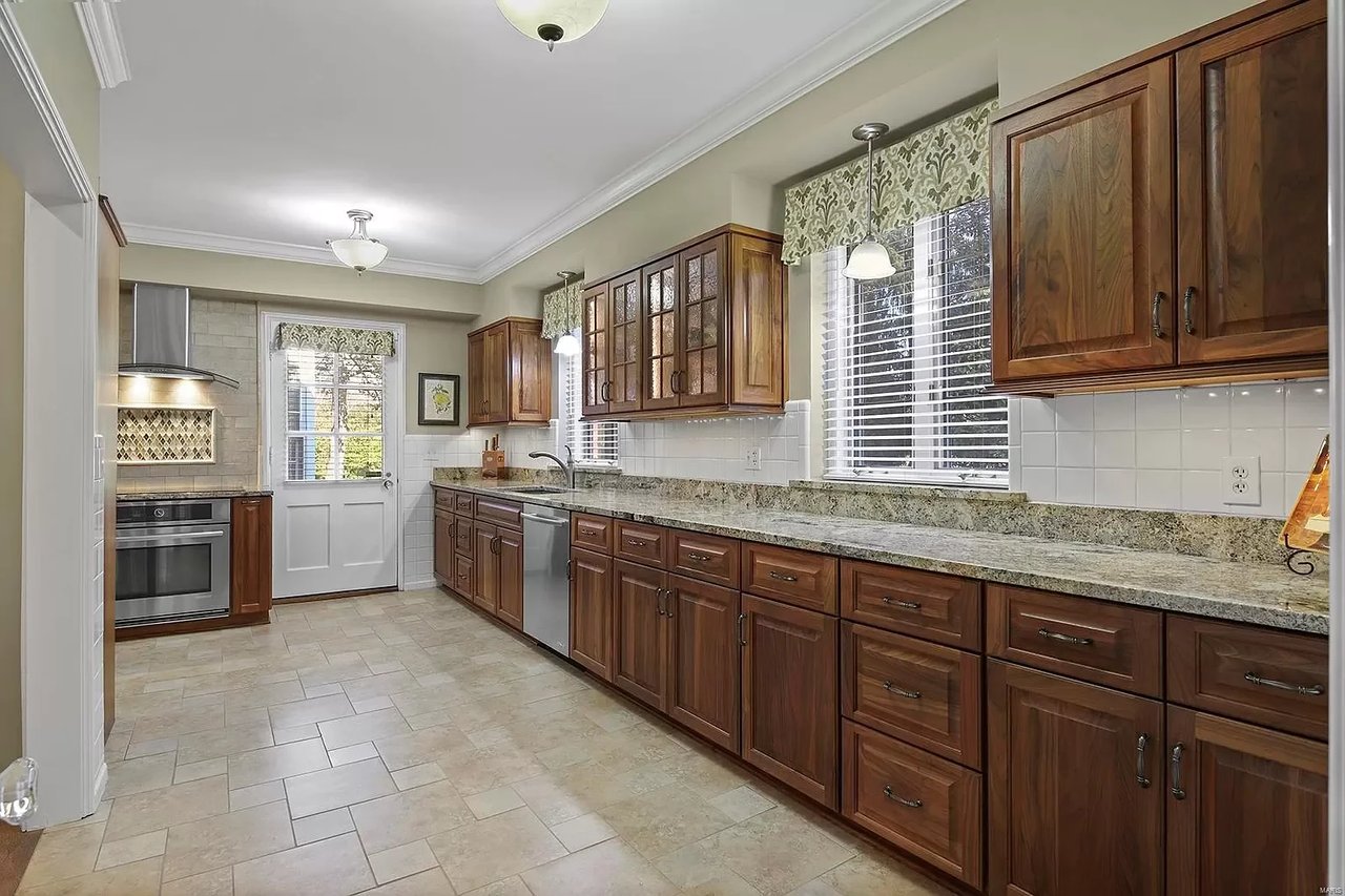 1 Robin Hill Ln