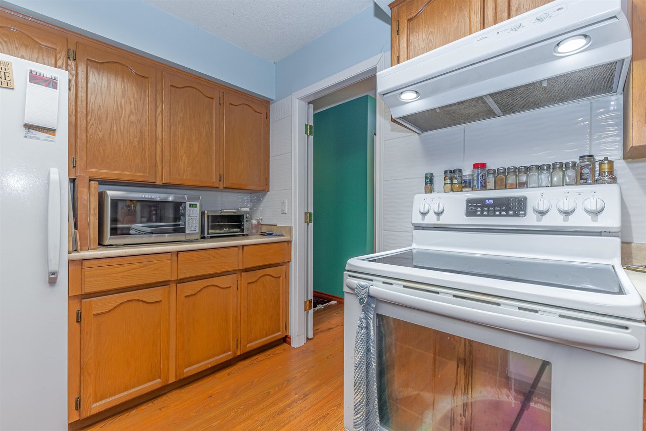 313-8725 Elm Dr