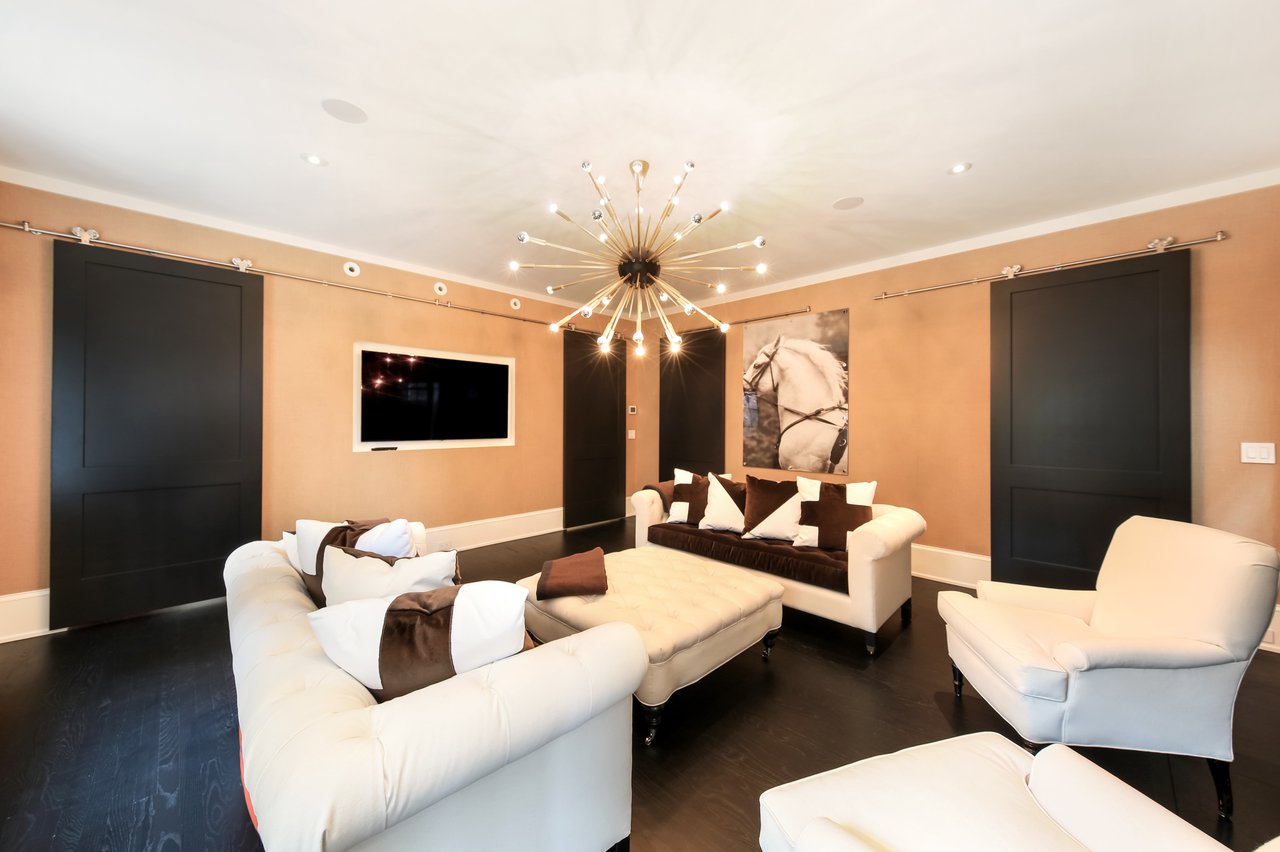 Romantic pied-à-terre in a vintage Gold Coast building 