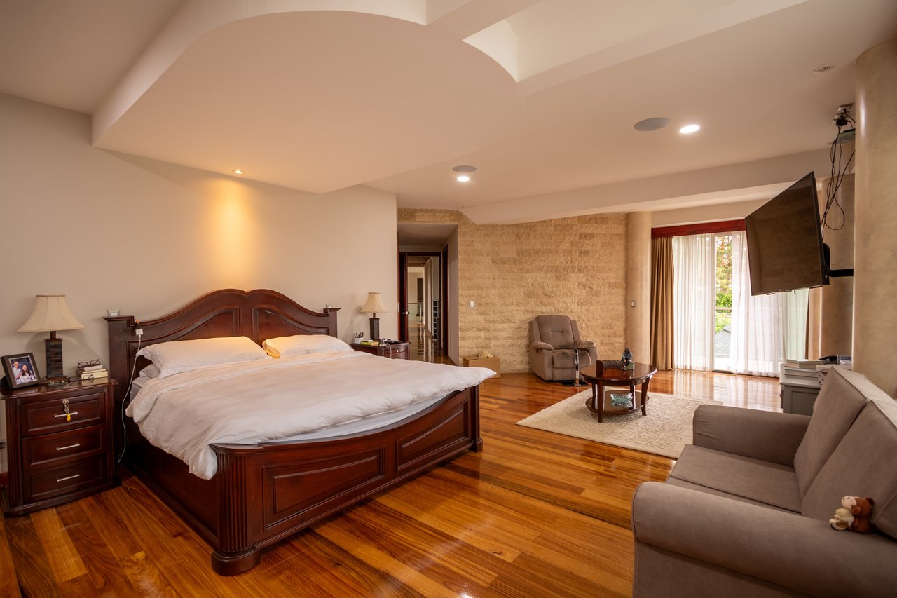 Classic Luxury Pool Estate, Curridabat, San Jose