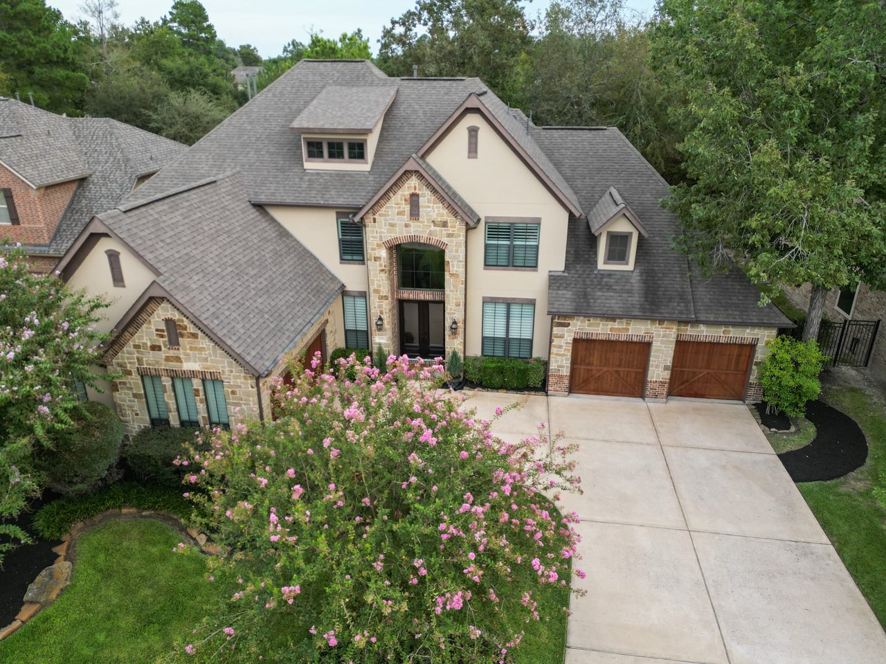 SpyGlass Classic Beauty...Montgomery ISD ~ 5 bedrooms with Backyard Oasis