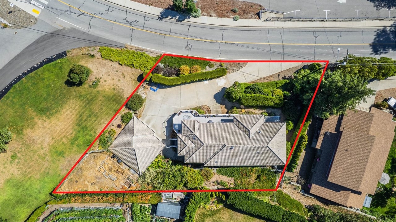 6752 Lakeside Dr