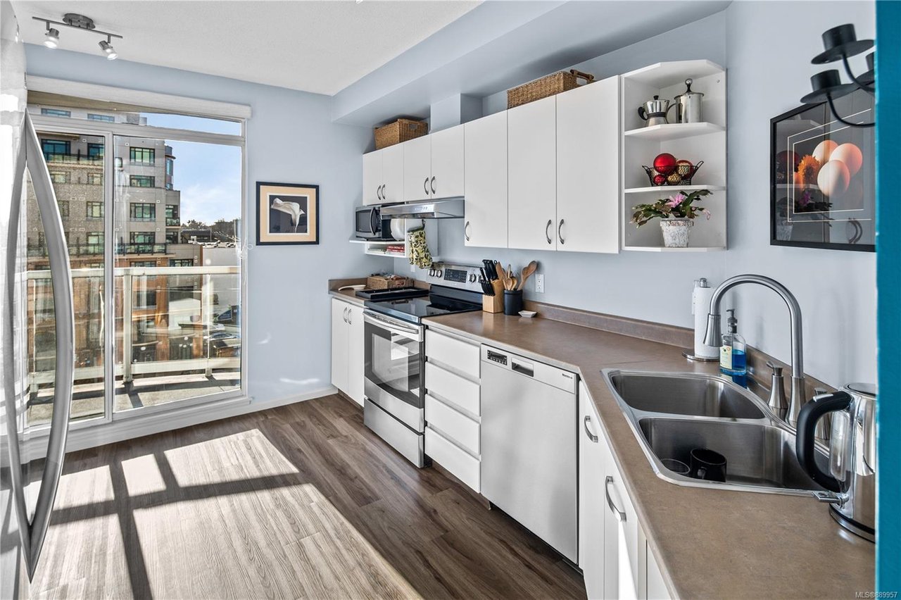 608-1010 View St