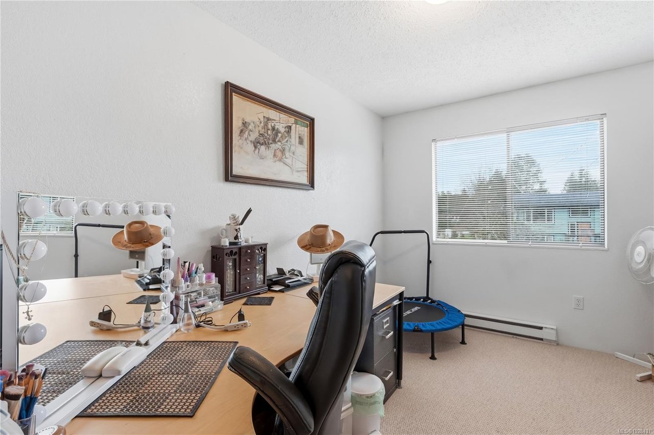 1639 Holly Cres