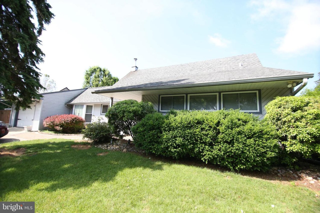 32 Deep Dale Dr E