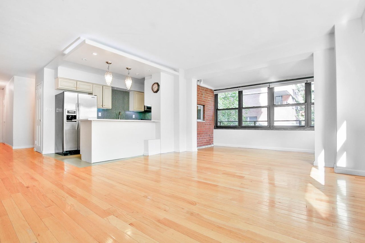 208 East Broadway, Apt J-106