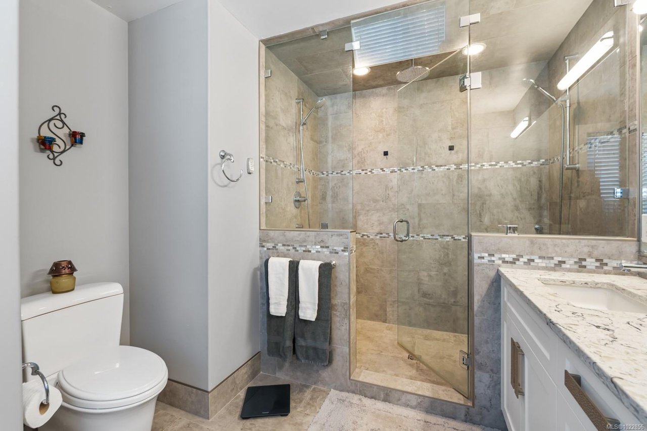 7364 Lakefront Dr, Lake Cowichan