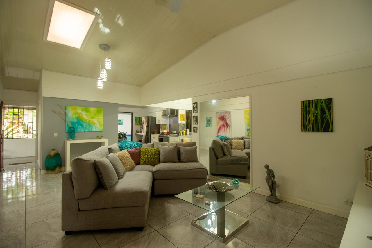 Mountain Home with Guest Cabin, Dominical, Puntarenas