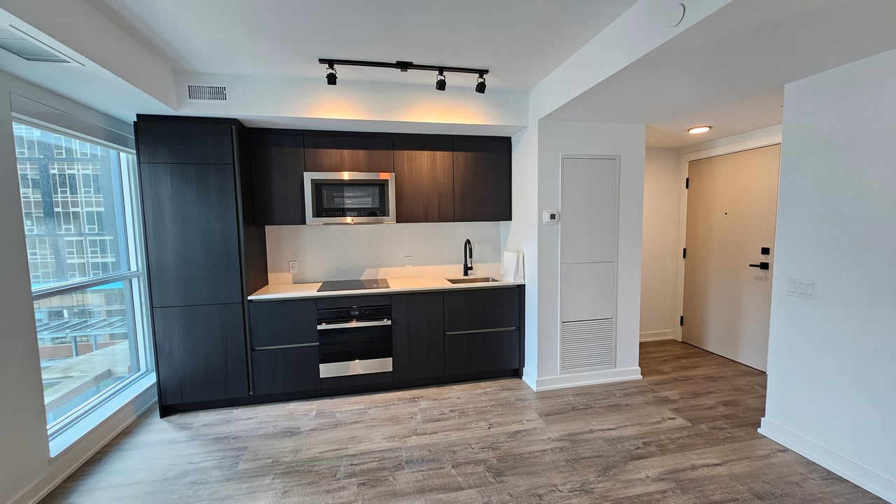 327 King St W Unit: 901