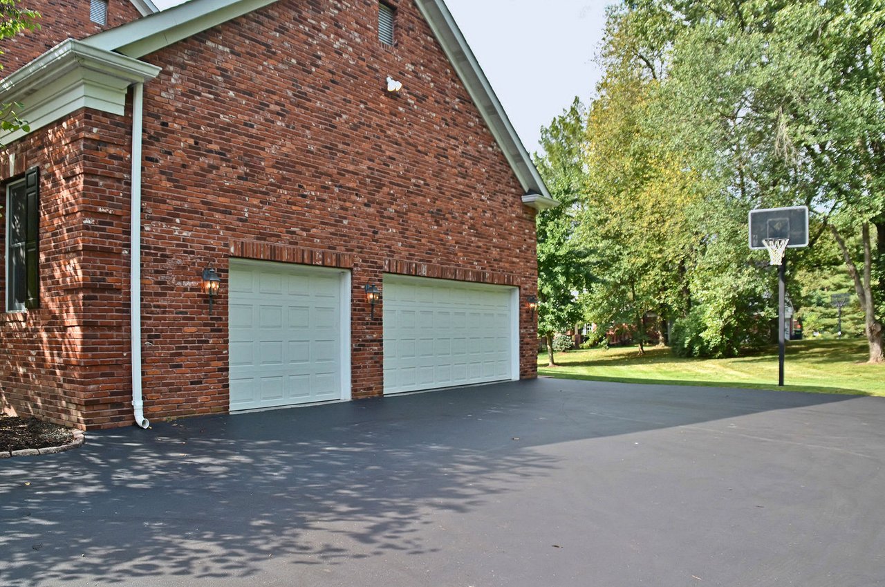 Traditional Frontenac Living on Quiet Culdesac