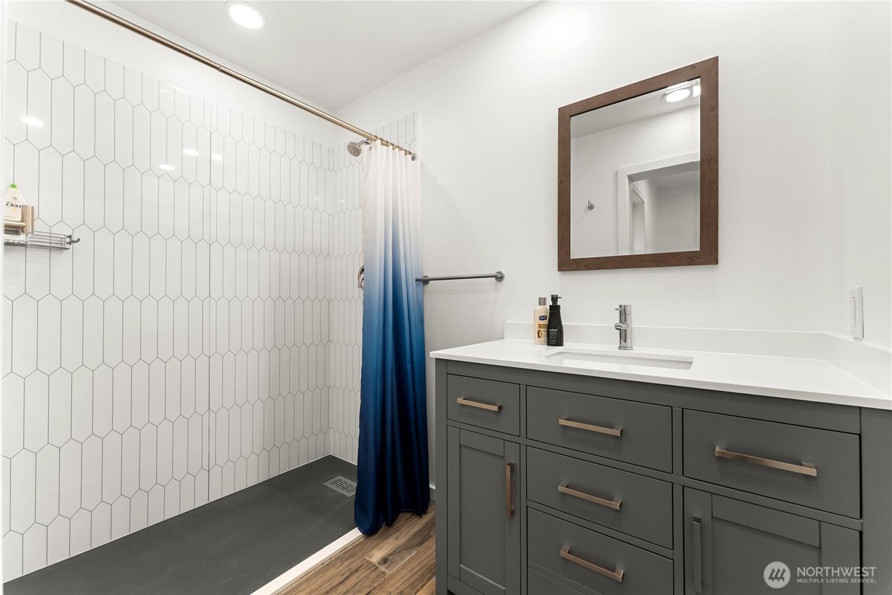 21 Lakeview Loop